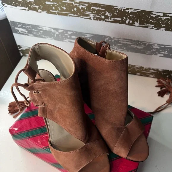 BCBGMAXAZRIA ankle wrap - Picture 2 of 9